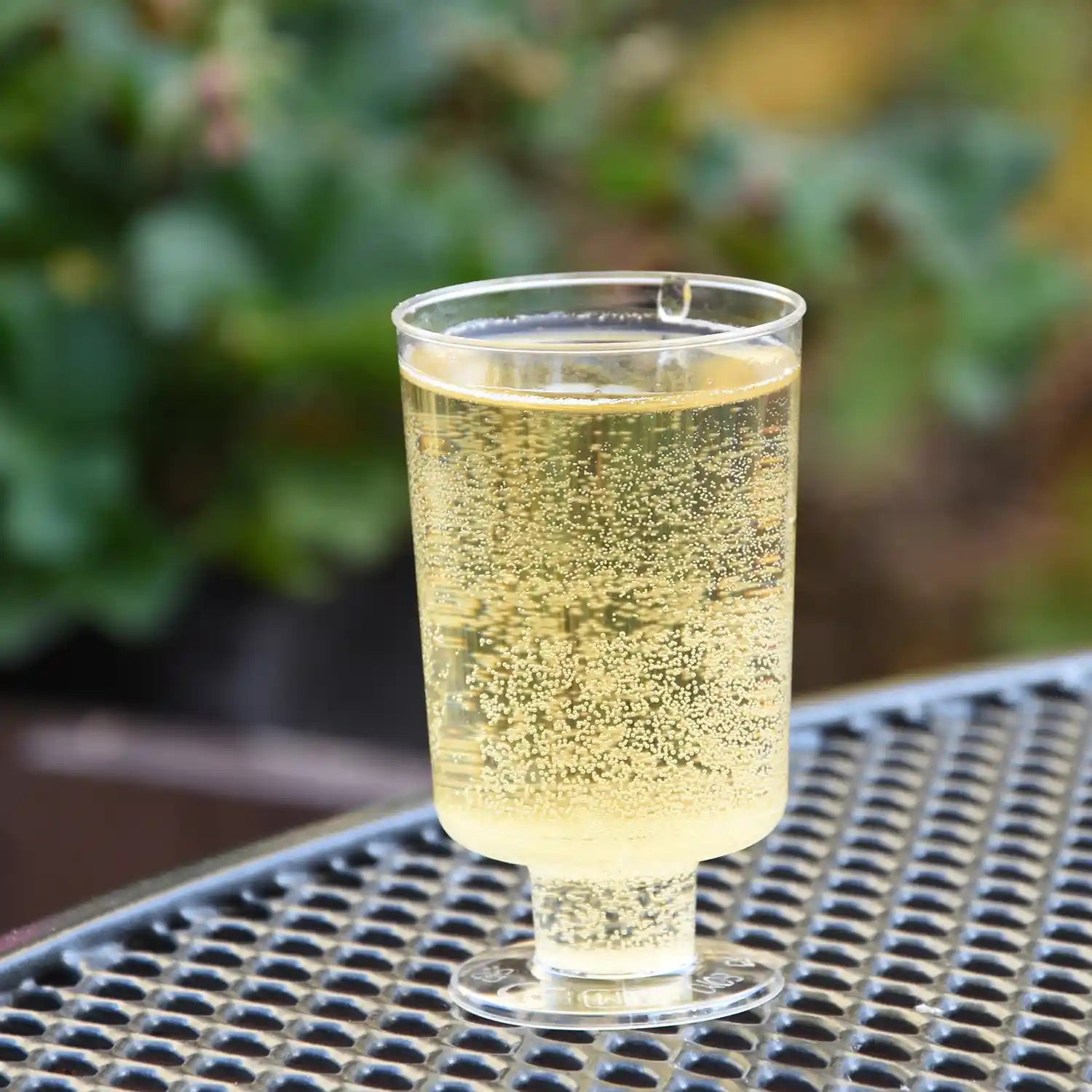 Trinkglas (PS) mit Fuß 0,1l